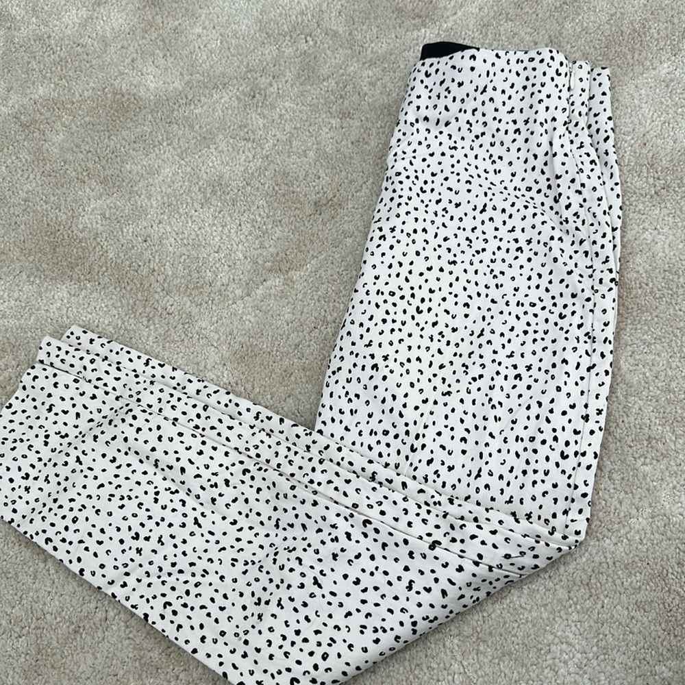 Old Navy Pixie Pants. Worn once! comfy waist band and side zipper.